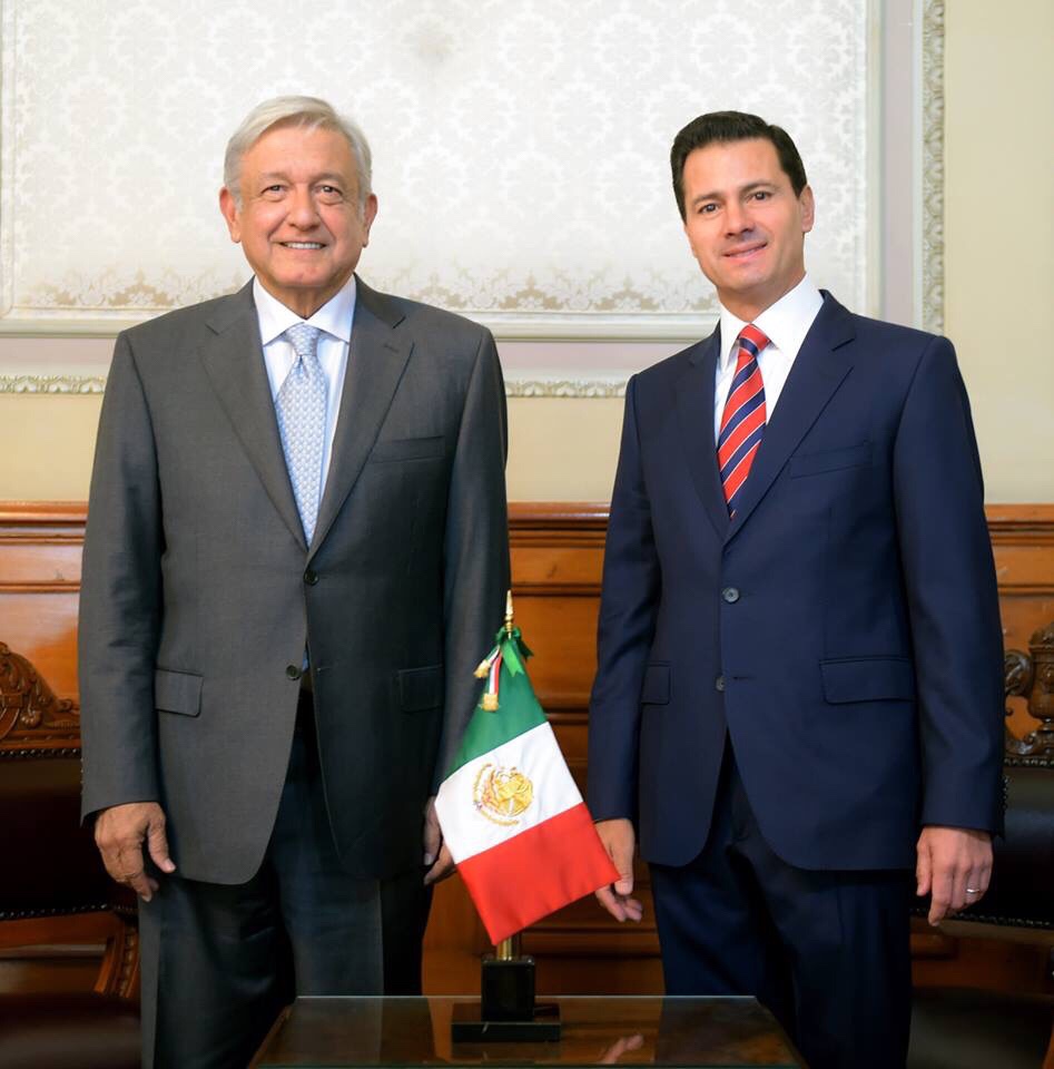 El Presidente @EPN se reunió con el Presidente Electo, @lopezobrador_ , el gabinete actual y los titulares de dependencias del próximo gobierno, para dar inicio formal al proceso de transición.