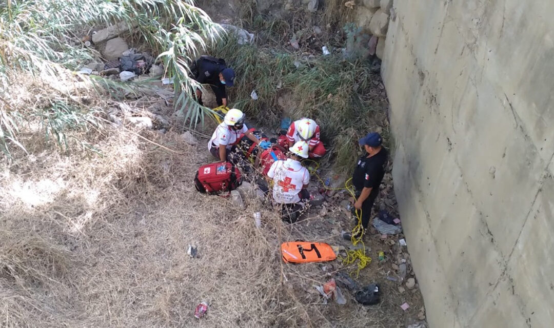 En la sala de urgencias del Hospital Civil, Doctor Aurelio Valdivieso, murió un hombre tras varias horas de agonía, por las graves heridas que sufrió, al caer de un puente en el Fraccionamiento El Rosario, San Sebastián Tutla.