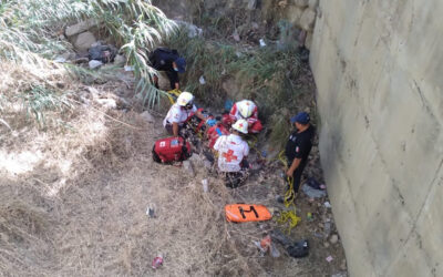 En la sala de urgencias del Hospital Civil, Doctor Aurelio Valdivieso, murió un hombre tras varias horas de agonía, por las graves heridas que sufrió, al caer de un puente en el Fraccionamiento El Rosario, San Sebastián Tutla.