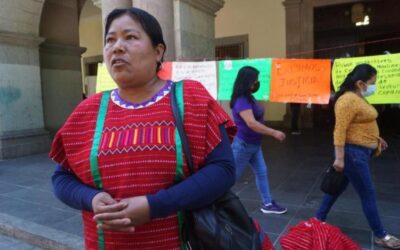 Desalojan a triquis que protestaban y comerciaban en Palacio de Gobierno de Oaxaca, detienen a su lideresa, Lorena Merino