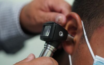 Con problemas auditivos el 50% de adultos mayores de 50 años: SSO