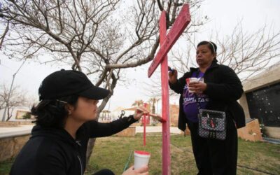 Mujeres pintan cruces en Ciudad Juárez ante epidemia de feminicidios