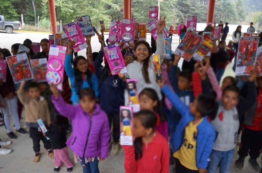 La Diputada Liz Concha celebra a los reyes y reinas del hogar en comunidades del Distrito 04