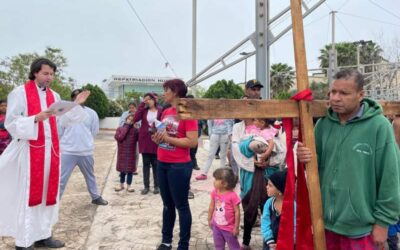 Migrantes participan en viacrucis con la fe puesta en cruzar a EE.UU.