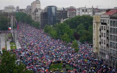 Multitudes antigubernamentales rodean la TV estatal de Serbia para reclamar libertad de prensa