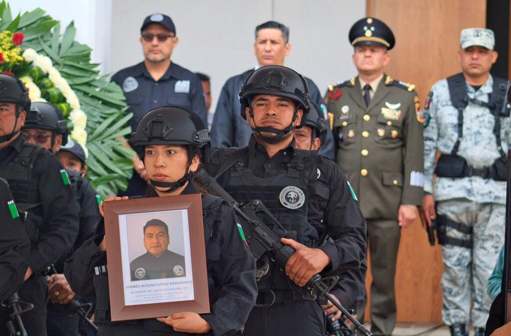 Rinde Fiscalía de Oaxaca homenaje de cuerpo presente a Agente Estatal de Investigación caído en el cumplimiento de su deber