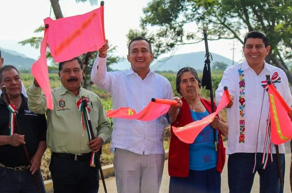 Dan Salomón Jara Cruz y Antonino Morales Toledo, banderazo de inicio del programa Caminos Bienestar