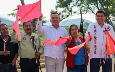 Dan Salomón Jara Cruz y Antonino Morales Toledo, banderazo de inicio del programa Caminos Bienestar