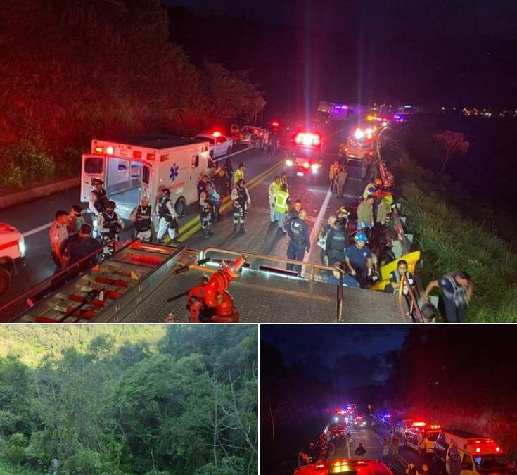 Autobús cae a barranco en Tepic; hay 15 muertos