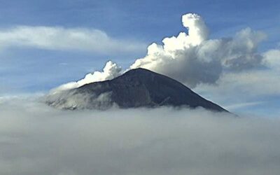 Popocatépetl registra 2 explosiones; columna de ceniza alcanza casi un kilómetro de altura