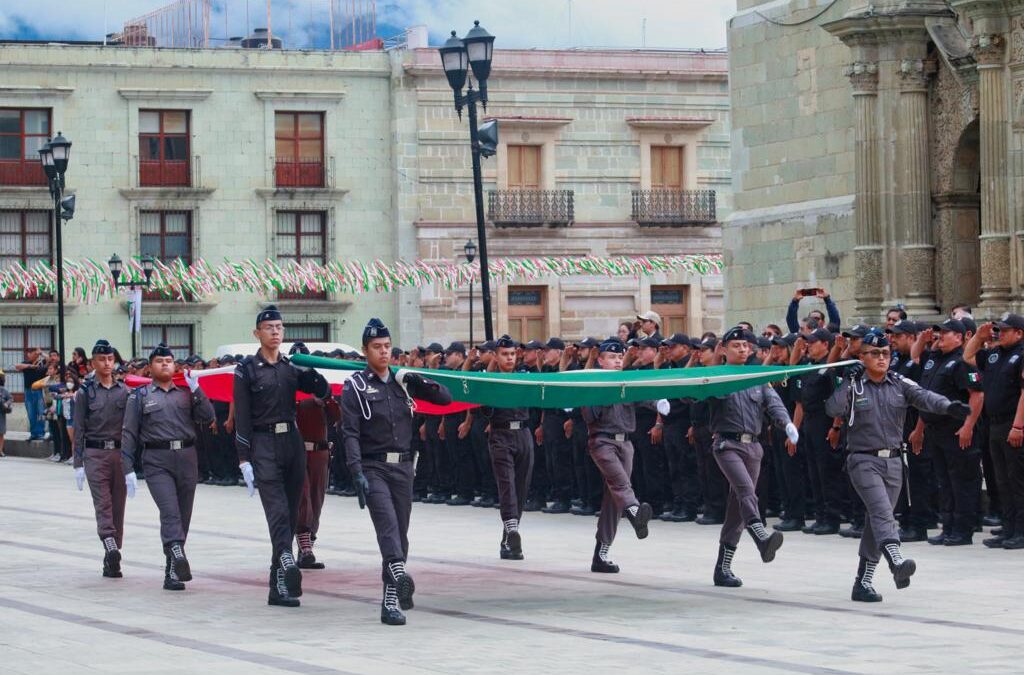 Rinde Fiscalía de Oaxaca honores a la Bandera Nacional  en el marco de “Septiembre, mes de la Patria”