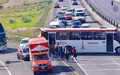 Bloquean autopistas rumbo a Valle de Bravo; exigen resguardar el manantial ‘Los Ajolotes’