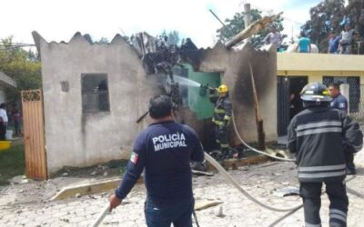 Desplome de avioneta en Puebla deja tres muertos y daños graves en una vivienda