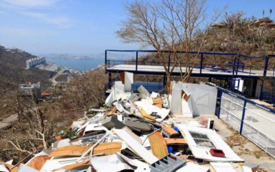 Bloquean carretera Acapulco-Pinotepa Nacional en demanda de agua y alimentos tras Otis