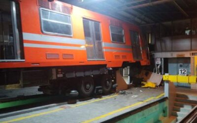 Choca tren del Metro en área de talleres