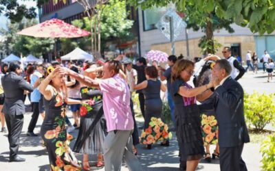 Disfrutan familias del danzón en la Divertiruta