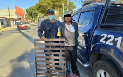 Policía capitalina recupera alcantarilla robada y la reinstala.