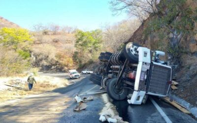 Activa Protección Civil protocolo de seguridad tras accidente en la carretera federal 190 Oaxaca-Tehuantepec