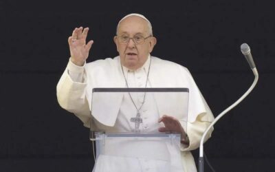 El papa pide no confundir la fiesta en Navidad con el consumismo