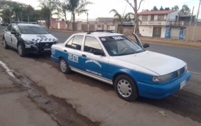 Asegura Policía Vial Estatal a conductor y personas migrantes en Villa de Etla