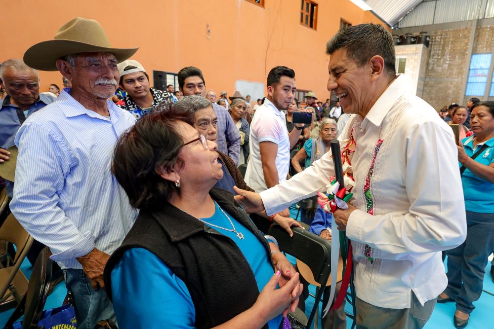 Lleva Gobierno de Oaxaca desarrollo a familias de San Pedro Teozacoalco