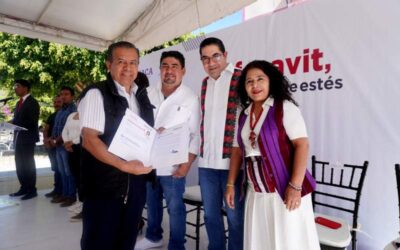 Infonavit entrega escrituras y créditos de mejora en Santa Cruz Amilpas, Oaxaca