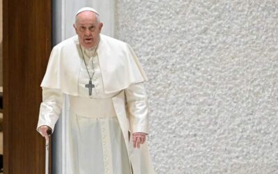 Una “hipocresía” criticar la posibilidad de bendecir a las parejas gays: papa Francisco
