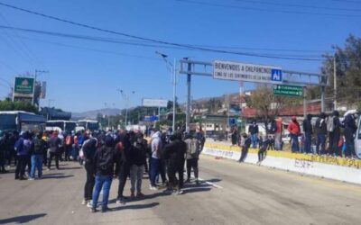 Alumnos de Ayotzinapa bloquean la Autopista del Sol para exigir el esclarecimiento del asesinato de su compañero