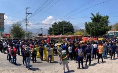 Bloquean estudiantes en donde fue asesinado normalista de Ayotzinapa