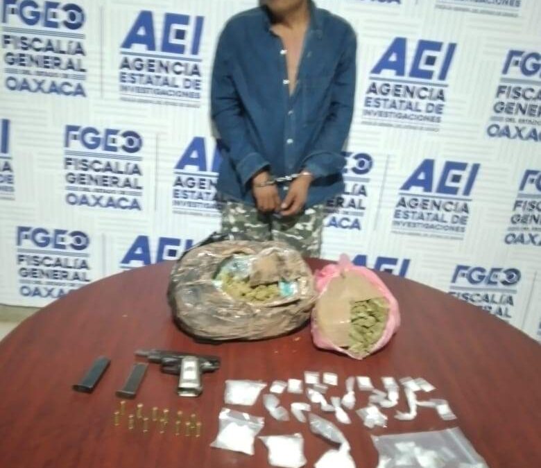 Fiscalía de Oaxaca realiza cateos en la Cuenca; detienen a dos personas, aseguran armas de fuego, drogas y una motocicleta