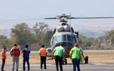 Llega helicóptero de la Secretaría de Marina para apoyar en combate de incendio en San Lucas Quiaviní