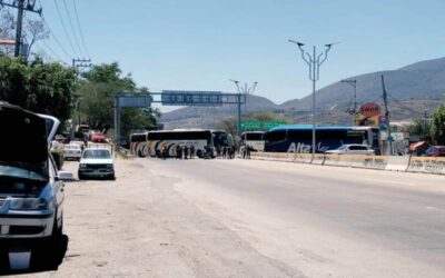 Normalistas de Ayotzinapa bloquean la Autopista del Sol