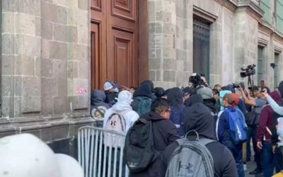 Normalistas de Ayotzinapa intentan ingresar por la fuerza a Palacio Nacional