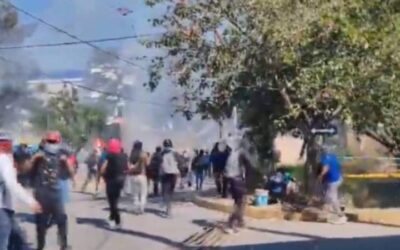 Normalistas de Ayotzinapa vandalizan fiscalía de Guerrero tras fuga de policía ligado a asesinato de estudiante