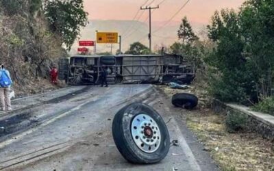 Vuelca camión con peregrinos en carretera de Malinalco; hay al menos 18 muertos