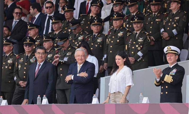 AMLO encabeza desfile del 5 de mayo por el aniversario de la Batalla de Puebla