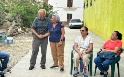 Conversa Jaime Lazarrabal con habitantes de Colinas de Monte Albán