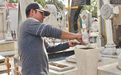 Recomienda Ayuntamiento sustituir agua por arena húmeda en panteones por Día del Padre