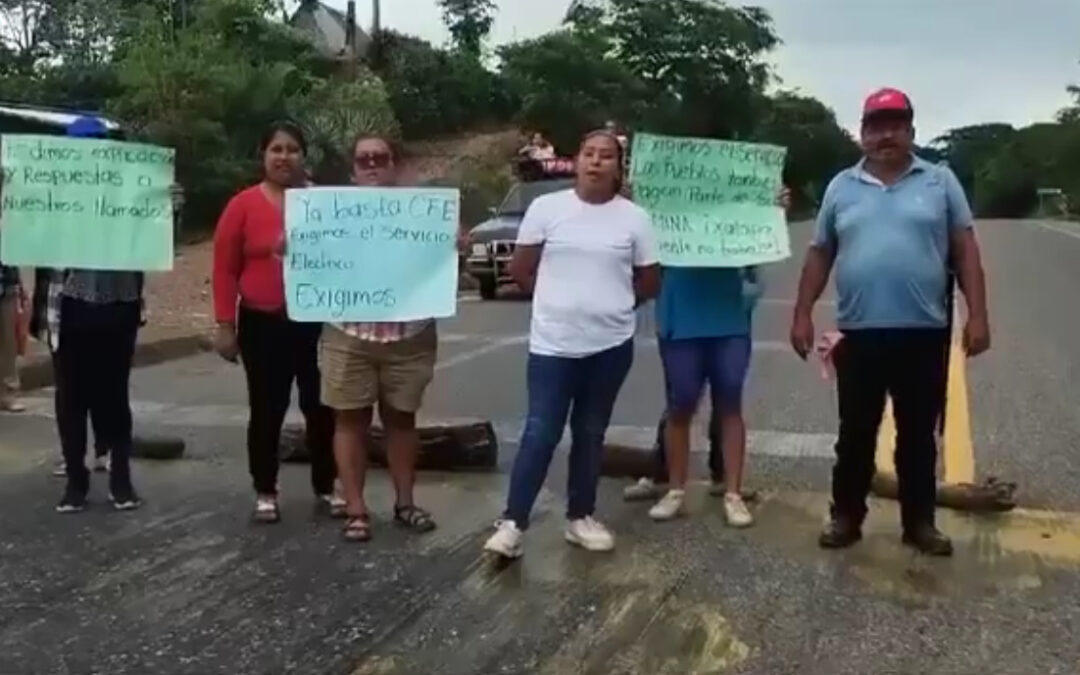 Pobladores de Nuevo Ubero bloquean carretera Transístmica en Oaxaca por falta de energía eléctrica