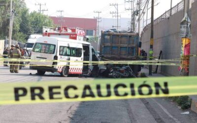 Combi de pasajeros choca en Tultitlán, Edomex; hay una fallecida y al menos 14 heridos