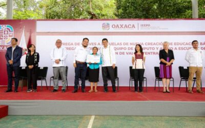 Con entrega de Claves de Centro de Trabajo Gobierno de Oaxaca pone fin a rezago y privaciones de 45 escuelas