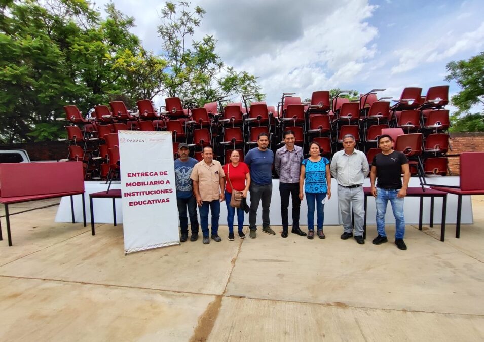 Entrega de mobiliario escolar en Viguera y reunión con alcalde de San Pablo Huixtepec