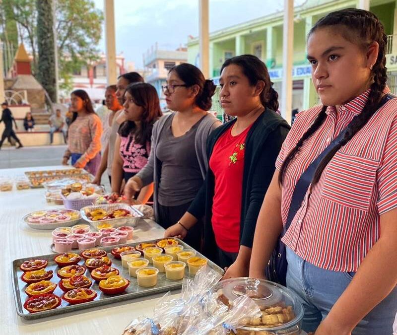 Jóvenes de San Lorenzo Cacaotepec se capacitan en materia laboral