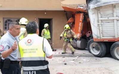 Trabajan en rescate y atención de personas involucradas en accidente en San Antonio de la Cal