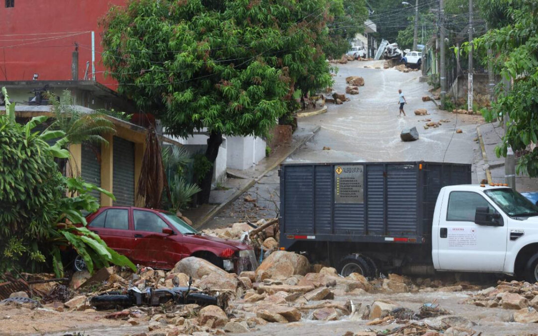 Autos y rocas arrastradas por lluvias incomunican la parte alta de Acapulco; piden declaratoria de emergencia