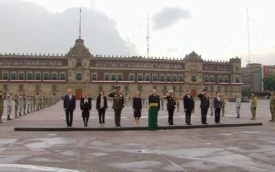 El presidente López Obrador honra a víctimas de sismos de 1985 y 2017 con izamiento de bandera a media asta