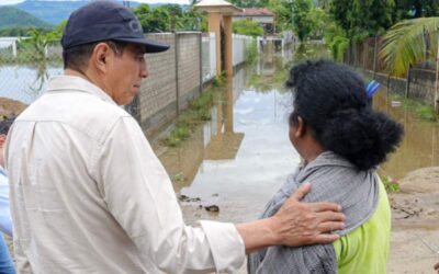 Recorre Salomón Jara zona afectada por John en Tututepec y Jamiltepec