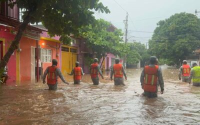 Evacúan a pobladores de la región del Istmo por desbordamiento del río Los Perros