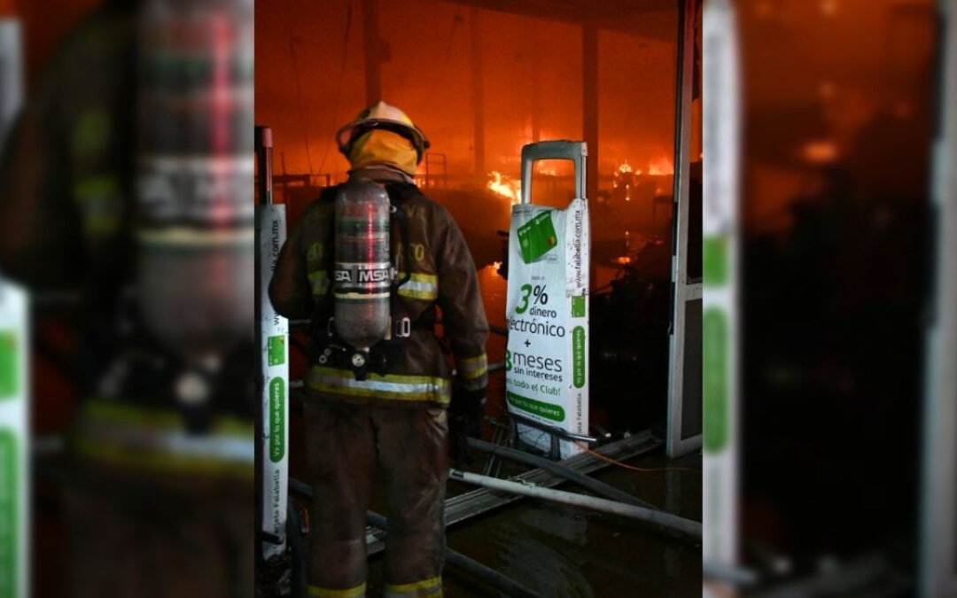 Se registra fuerte incendio en City Club de Zapopan