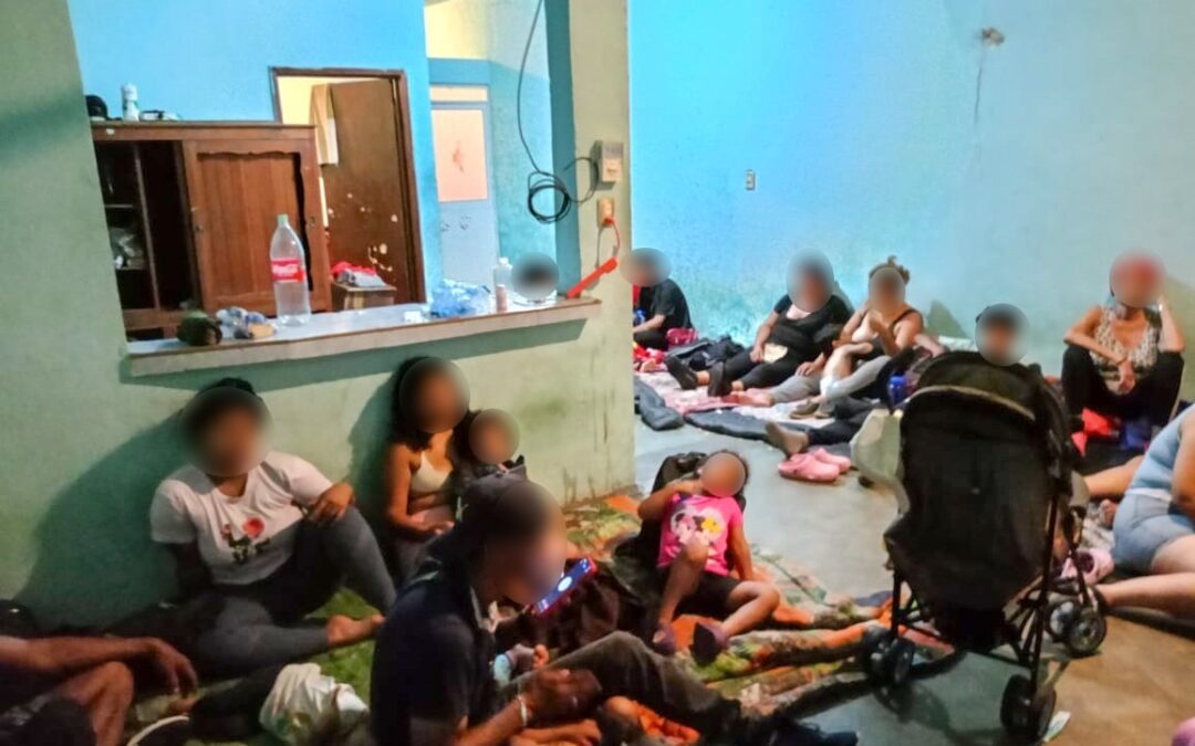 Fiscalía de Oaxaca rescata a 71 personas migrantes durante cateo por el que se logró la detención de dos personas, acciones realizadas en la región del Istmo